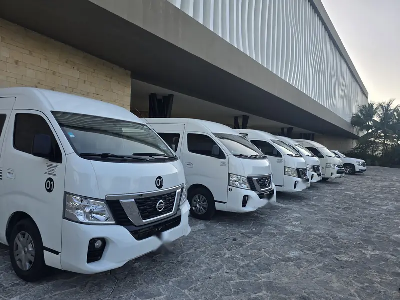 Vans de CYBA Travel listas para recibir pasajeros