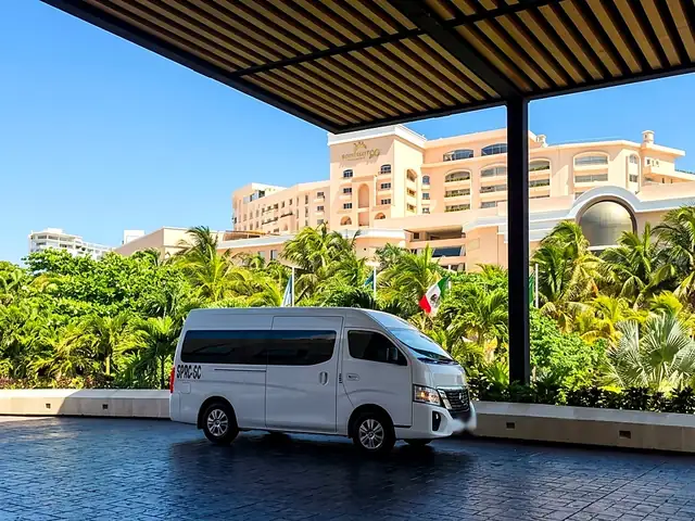 Van de CYBA Travel en la entrada de un hotel de la Zona Hotelera de Cancún