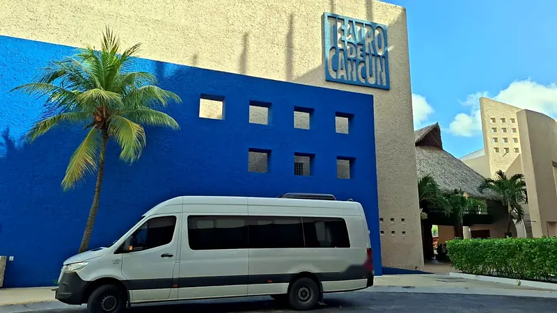Sprinter de CYBA Travel frente al Teatro de Cancún